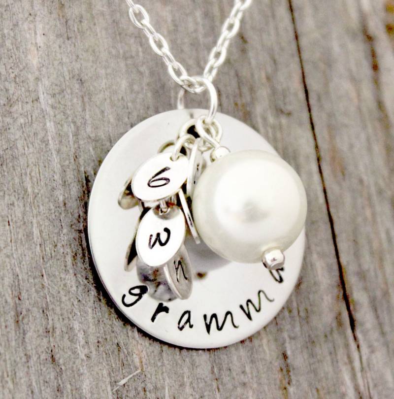 Initial Halskette Personalisierte Hand Gestempelt Schmucksachegeschenk Für Großmutter Geschenk Oma-Halskette Nana Handgestempelt von TheEssentialStone