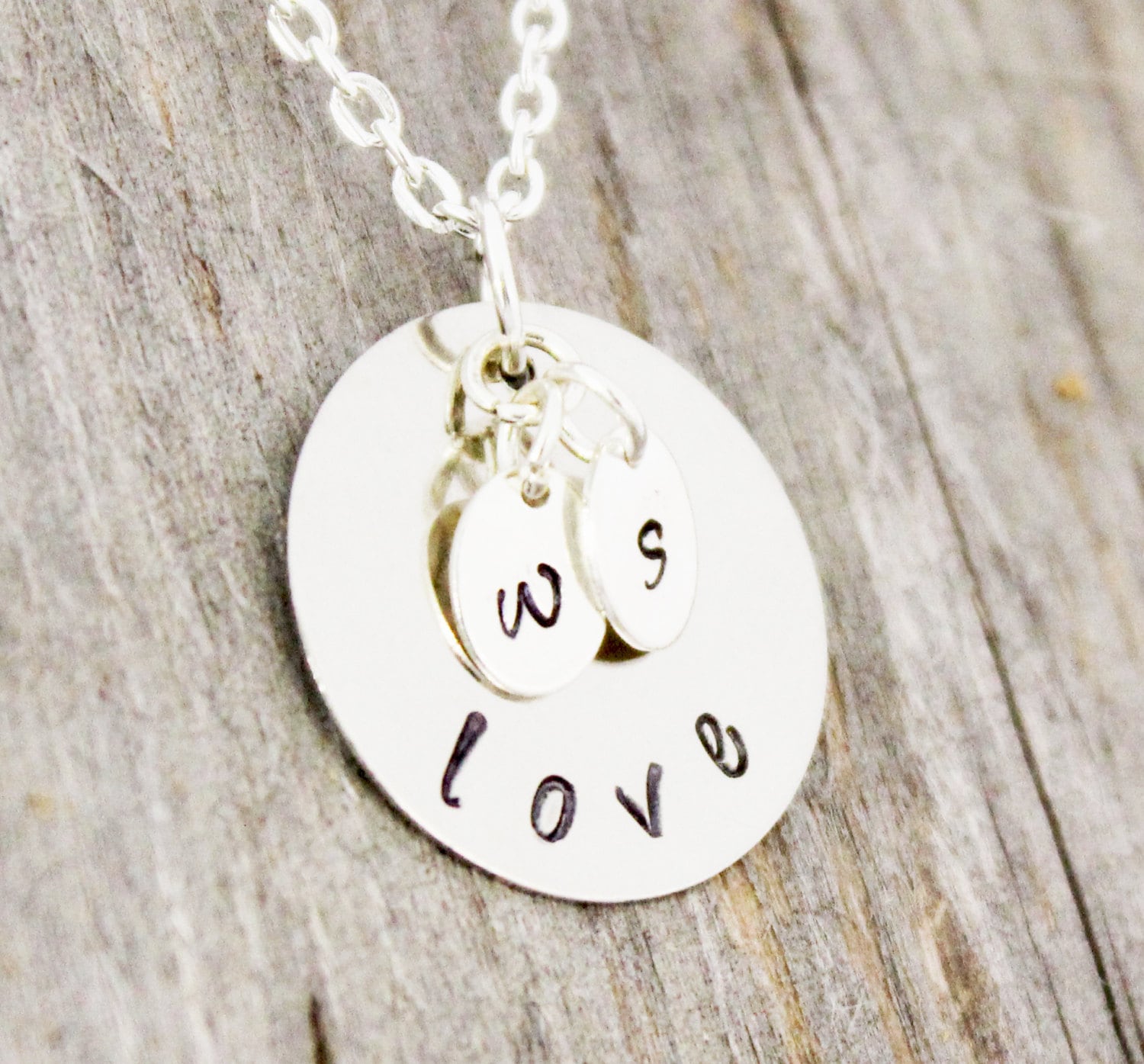 Muttertagsgeschenk Für Freundin-Geschenk Verlobungsgeschenk Frau Geschenk Liebe Halskette Initial Hand Gestempelt Benutzerdefinierte Schmuck von TheEssentialStone