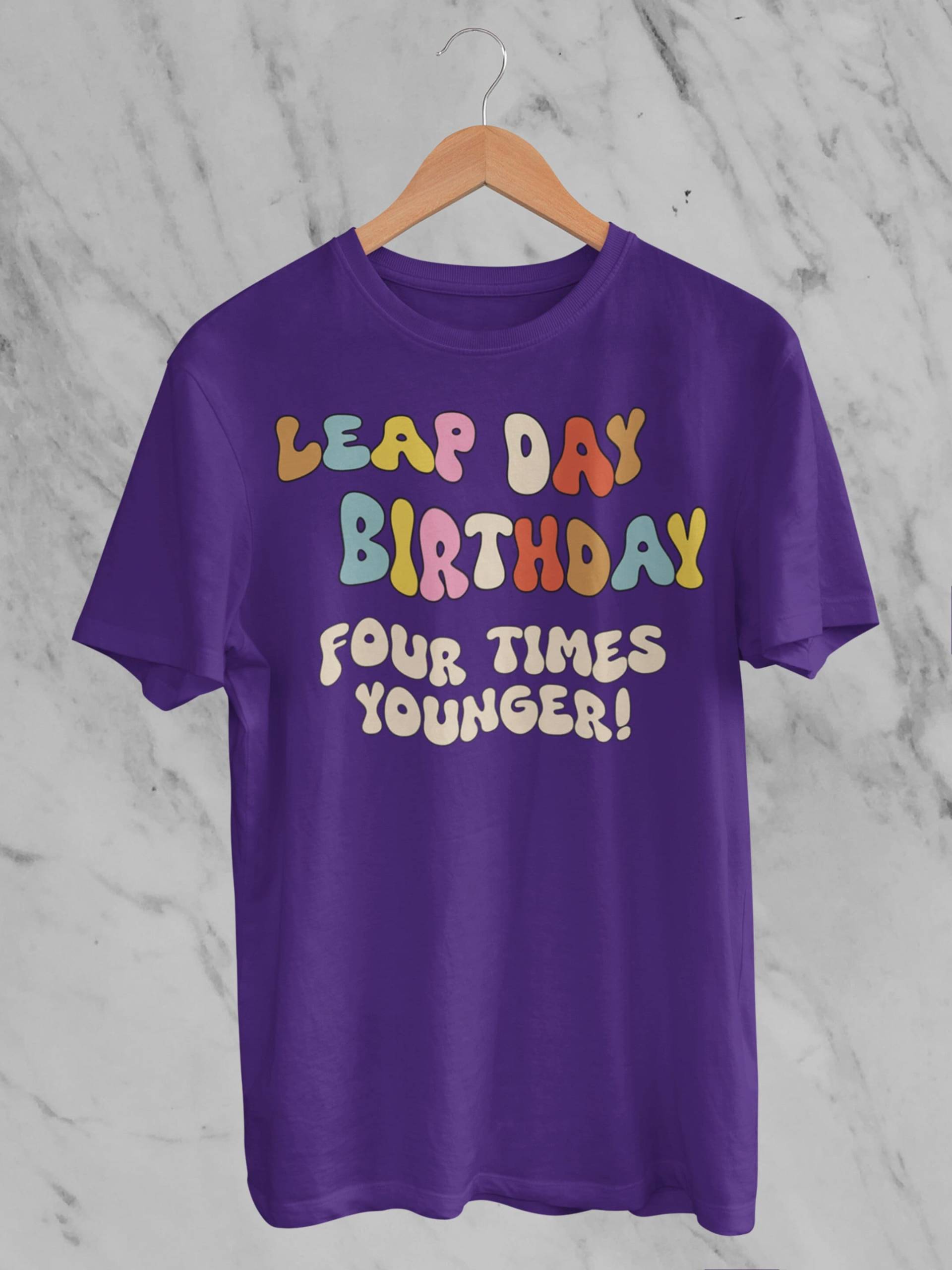 Schalttag Geburtstag T-Shirt - Groovy Text Shirt Für Leaplings, 29.februar Feier, Retro Design Der 70Er Jahre, Geschenk 366 Tage Schalttag Geburtstag T-Shirt - Groovy Text Shirt Für Leaplings, 29.februar Feier, Retro Design Der 70Er Jahre, Geschenk 366 Tage von TheFABulousStudio