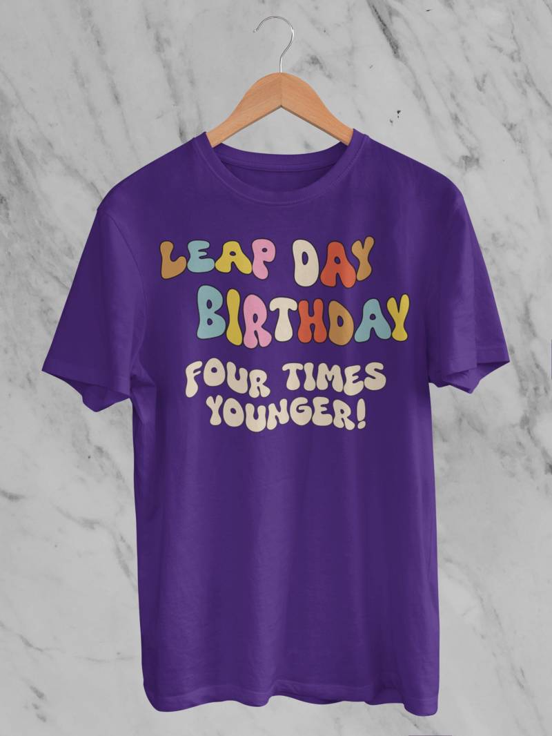 Schalttag Geburtstag T-Shirt - Groovy Text Shirt Für Leaplings, 29.februar Feier, Retro Design Der 70Er Jahre, Geschenk 366 Tage von TheFABulousStudio