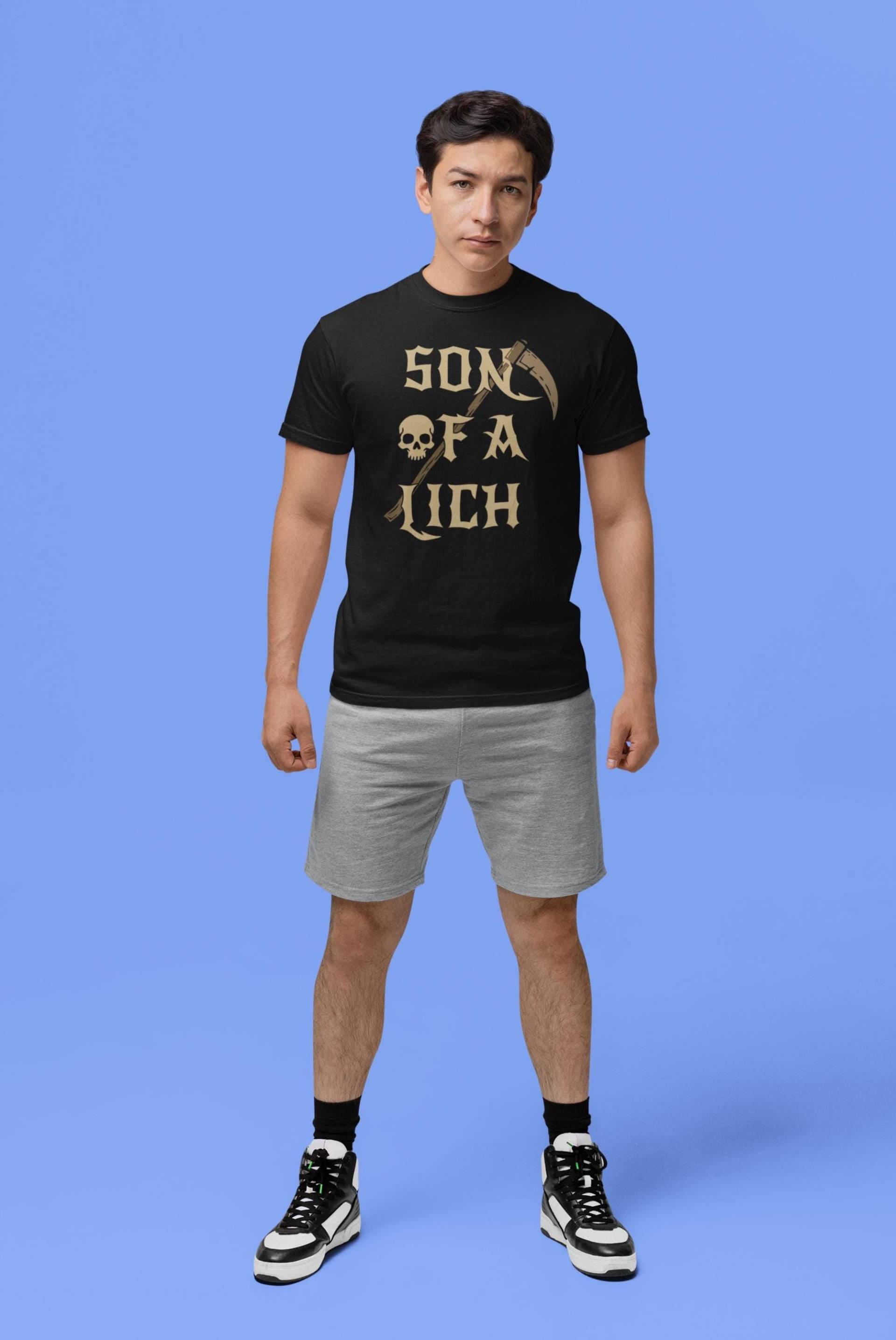 Son Of A Lich T-Shirt - Dark Fantasy Rpg Shirt Mit Totenkopf Und Sense Witziges Tabletop Rollenspiel Geschenk Für Gamer, Abenteurer, Spieleabende von TheFABulousStudio