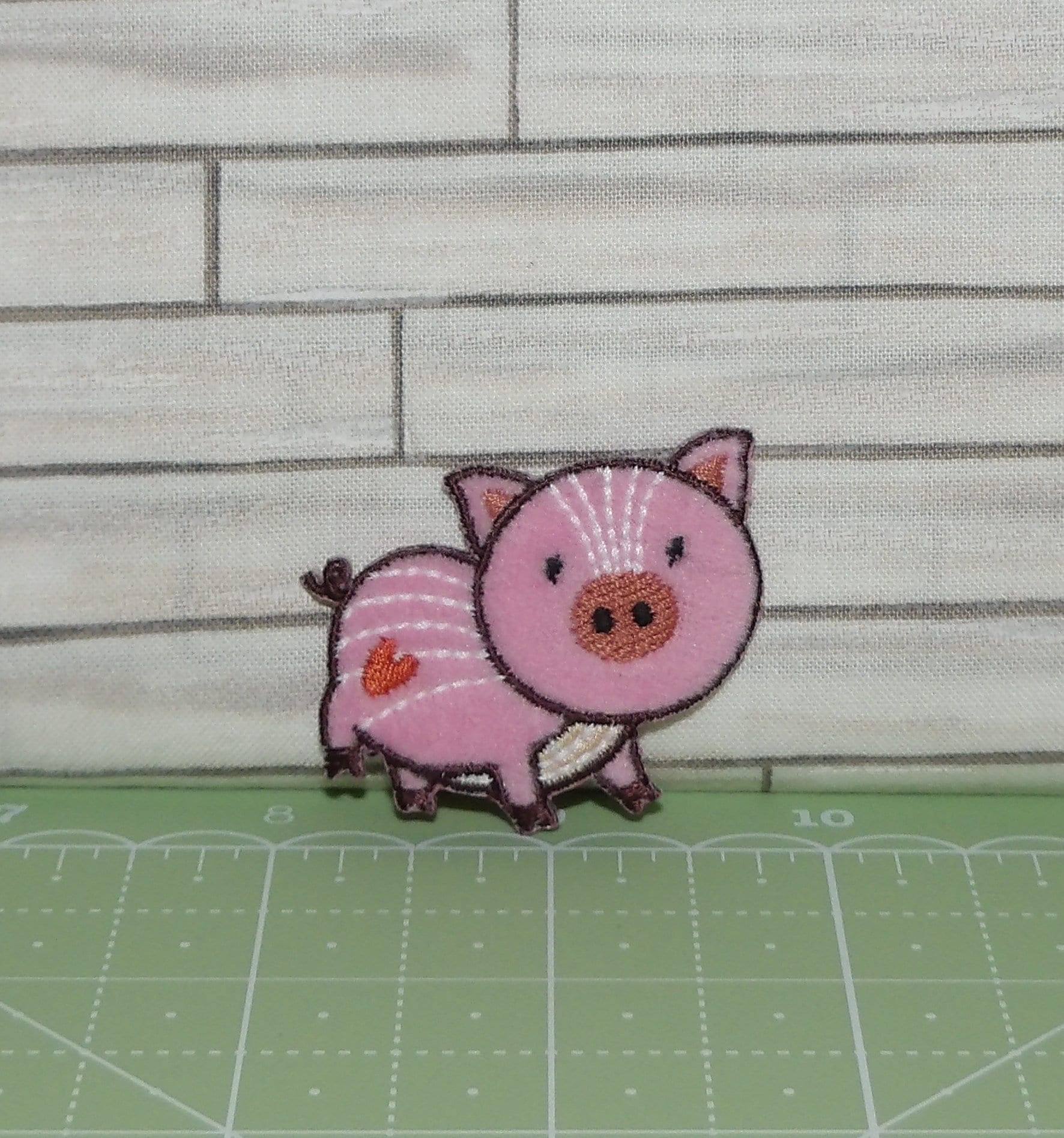 Ferkel Mit Herz Bügelbild Ferkel Mit Herz Bügelbild von TheFabricCobbler