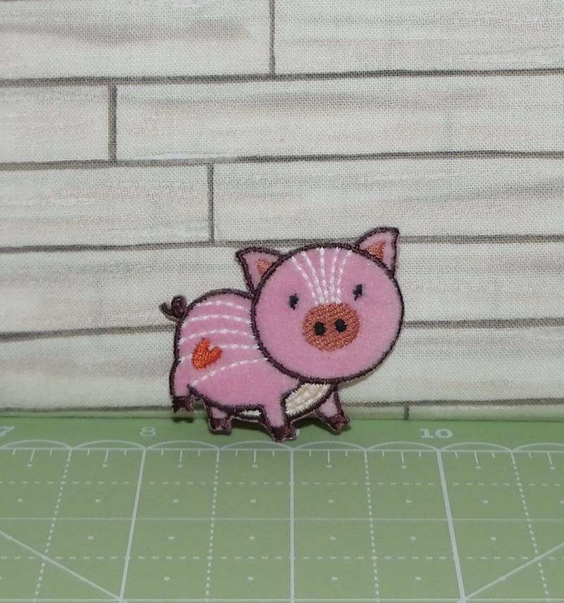 Ferkel Mit Herz Bügelbild von TheFabricCobbler