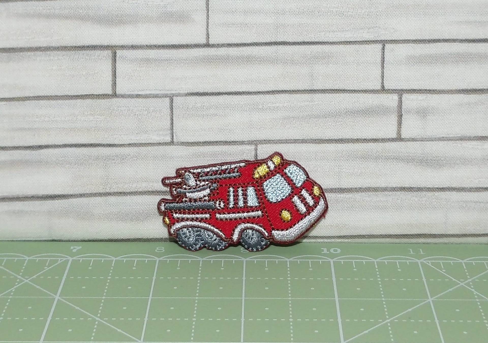 Feuerwehrauto Aufnäher Feuerwehrauto Aufnäher von TheFabricCobbler