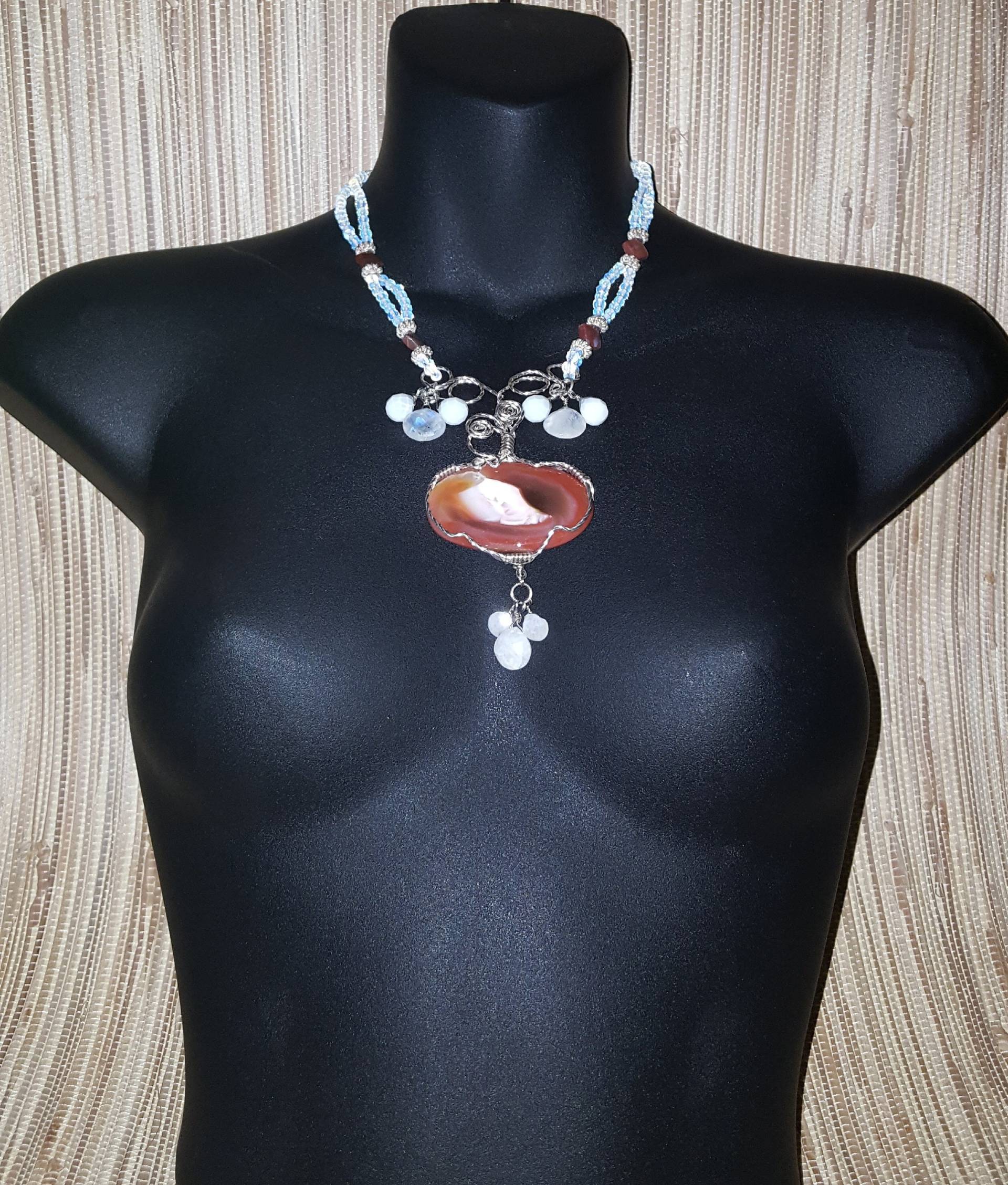 Handmade, Wirework, Achat Und Mondstein Halskette Handmade, Wirework, Achat Und Mondstein Halskette von TheFairestInTheLand