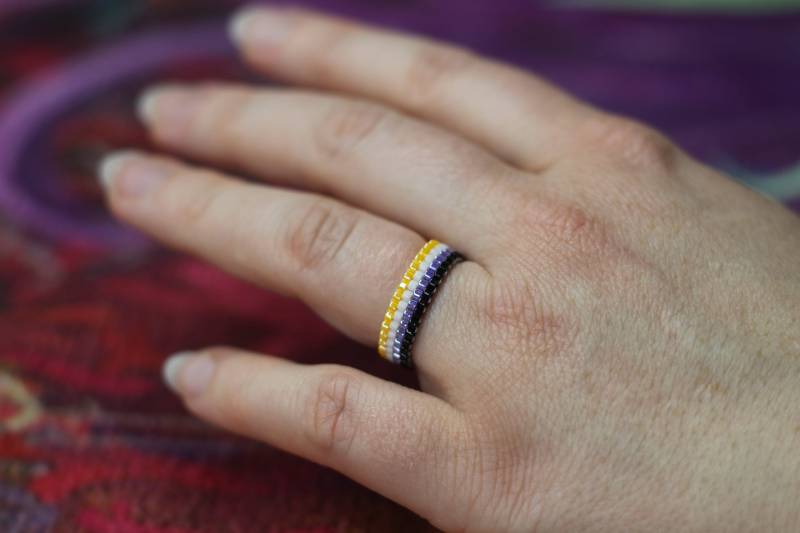 Non-Binary Pride Ring - Lgbt Perlenring Minimalistisch Non-Binary Pride Ring - Lgbt Perlenring Minimalistisch von TheFairyBeadShop