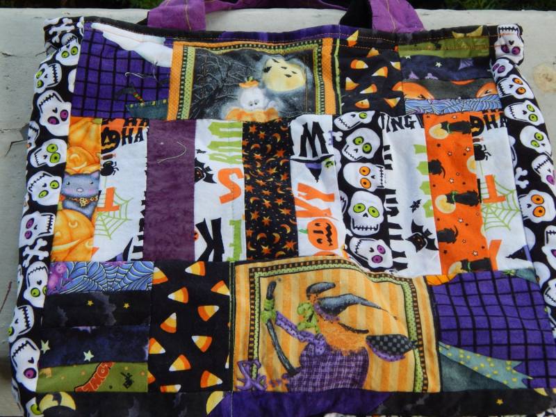 "Halloween Rundum Hexe Und Casper Süßes Sonst Gibt's Saures Tote "Halloween Rundum Hexe Und Casper Süßes Sonst Gibt's Saures Tote von TheFairysRabbit
