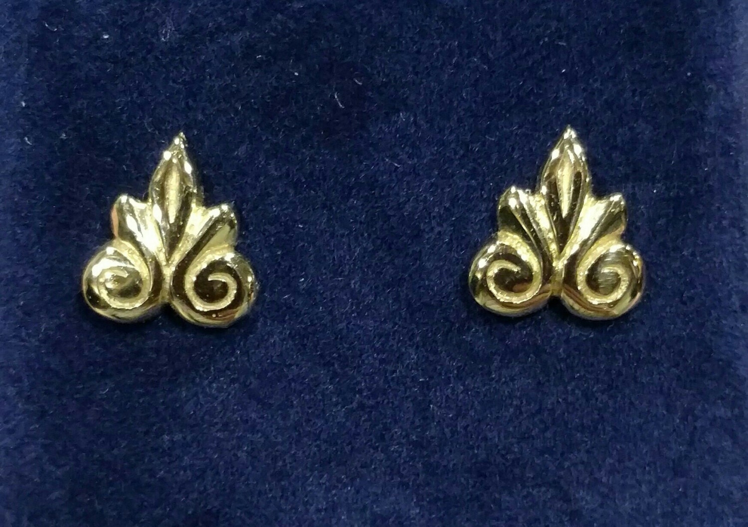 10 K Solid Gelb Gold Handgearbeitete Ohrstecker 10 K Solid Gelb Gold Handgearbeitete Ohrstecker von TheFalconsFinery