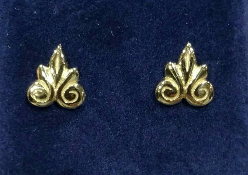 10 K Solid Gelb Gold Handgearbeitete Ohrstecker 10 K Solid Gelb Gold Handgearbeitete Ohrstecker von TheFalconsFinery