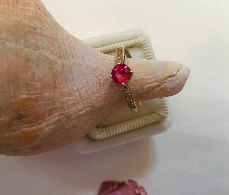 Rubin Ring Solitär Brillantschliff Hellrosa Edelstein in Gelbgold Mit Akzent Diamanten, Millgrain, Pring Set von TheFamilyJoolz