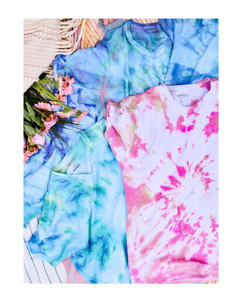 Batik Shirt Unisex - Handgefärbt Diy Unikat Für Boho, Festival & Street Style Pink Grün Blau von TheFeatheryShop