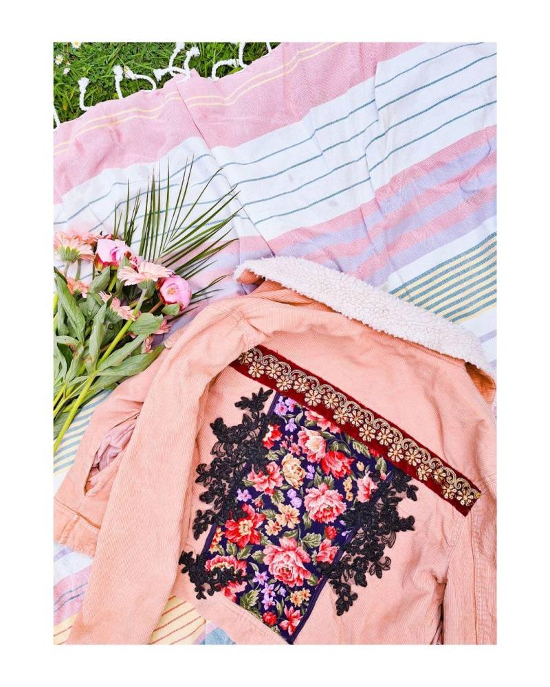 Rosa Cordjacke Mit Blumen - Benäht Gefütttert Sari- Größe L Boho Unikat, Diy Fashion & Frühlingsjacke von TheFeatheryShop