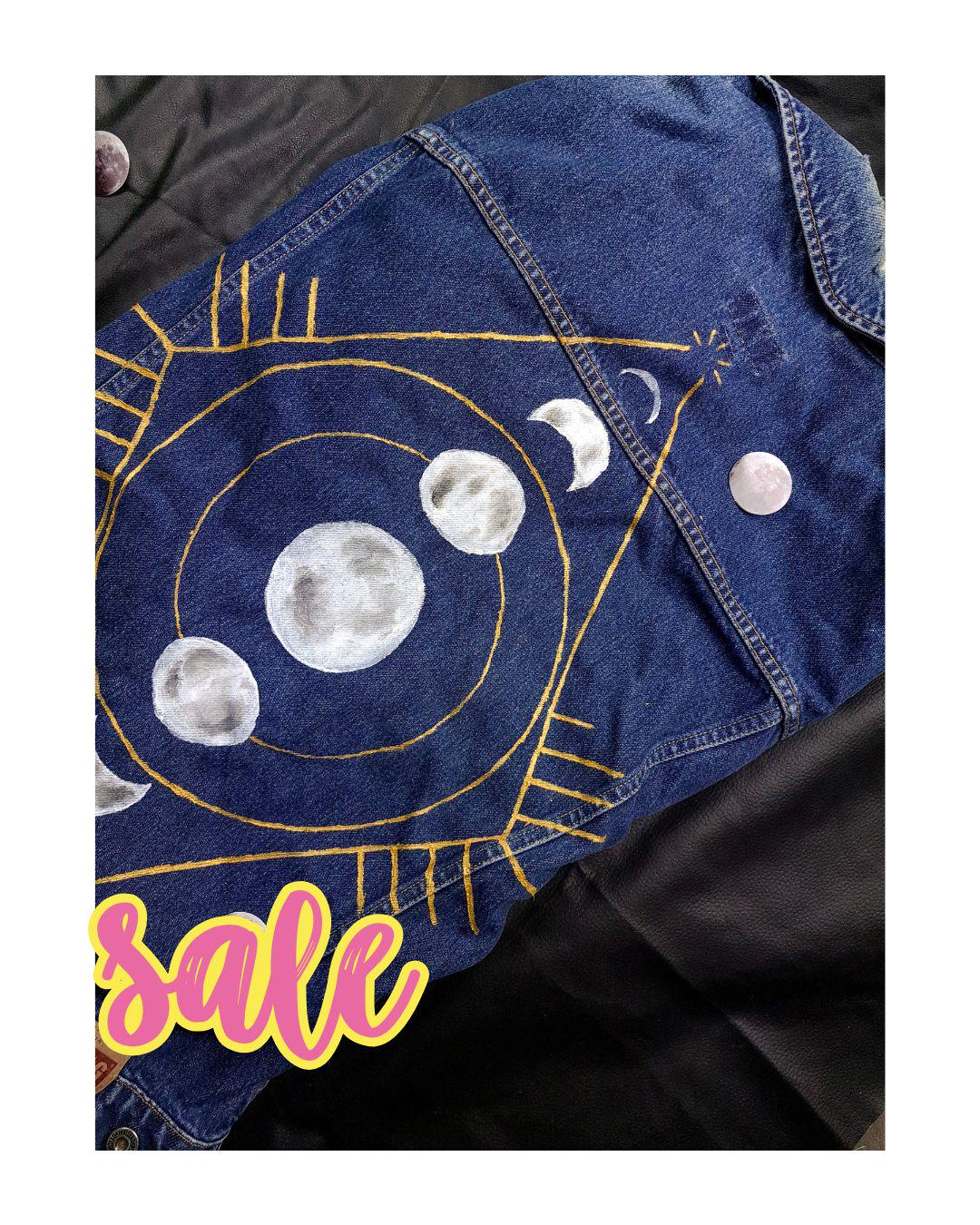 Sale - Moon Cycle Jeansjacke Handbemalt Mit Mondphasen Größe L Boho Unikat & Spirituelle Mode von TheFeatheryShop