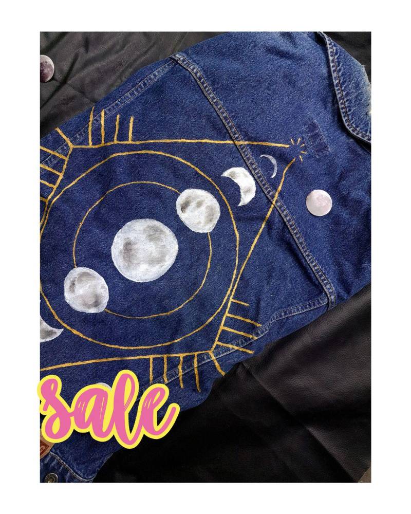 Sale - Moon Cycle Jeansjacke Handbemalt Mit Mondphasen Größe L Boho Unikat & Spirituelle Mode von TheFeatheryShop
