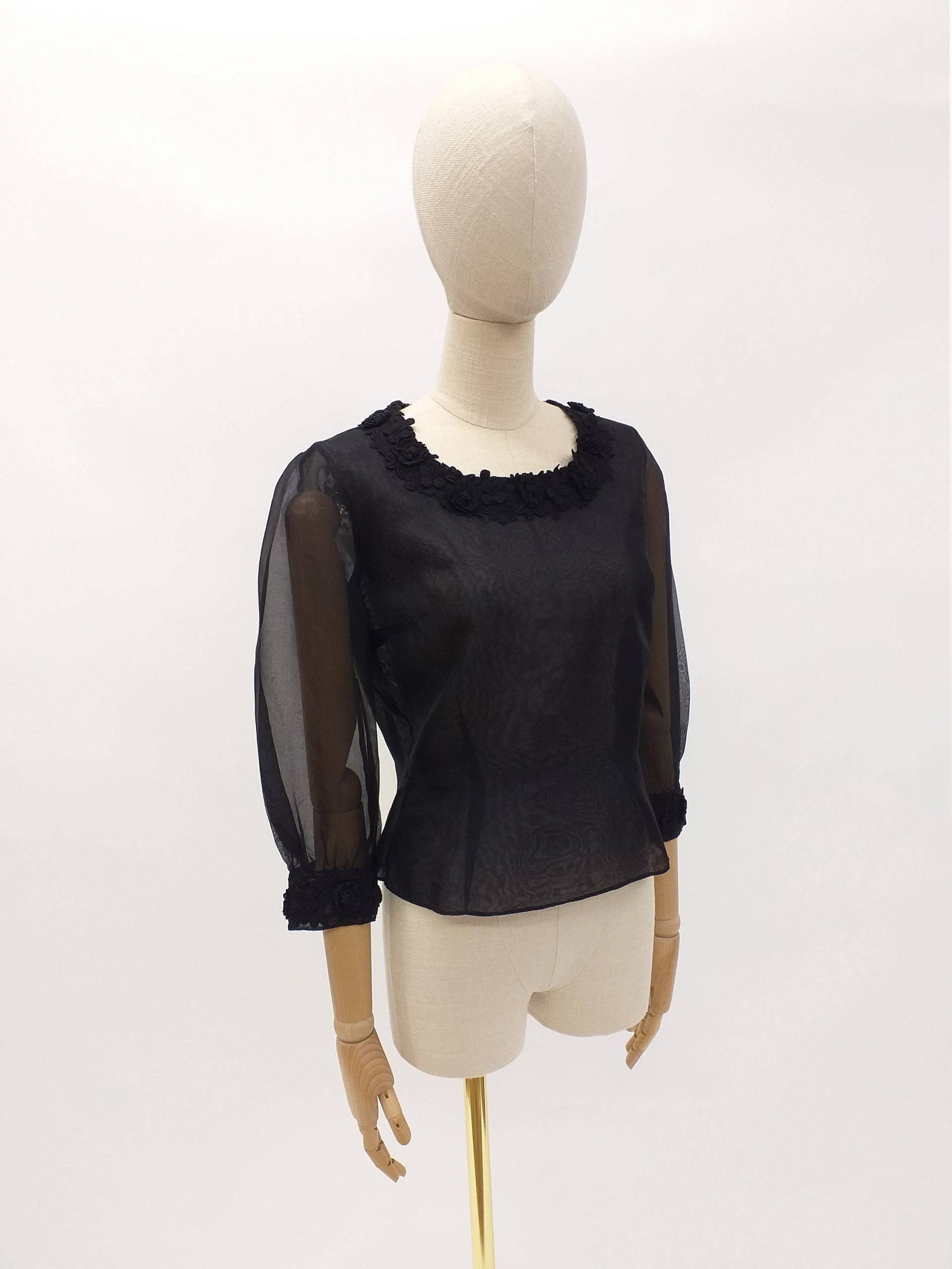 50Er 60Er Jahre Bluse Mit Zarten Applizierten Blumen, Knopfverschluss Hinten Und Armreiflänge Ärmel, Schwarzes Transparentes Top, Klein 50Er 60Er Jahre Bluse Mit Zarten Applizierten Blumen, Knopfverschluss Hinten Und Armreiflänge Ärmel, Schwarzes Transparentes Top, Klein von TheFindingsWorkshop