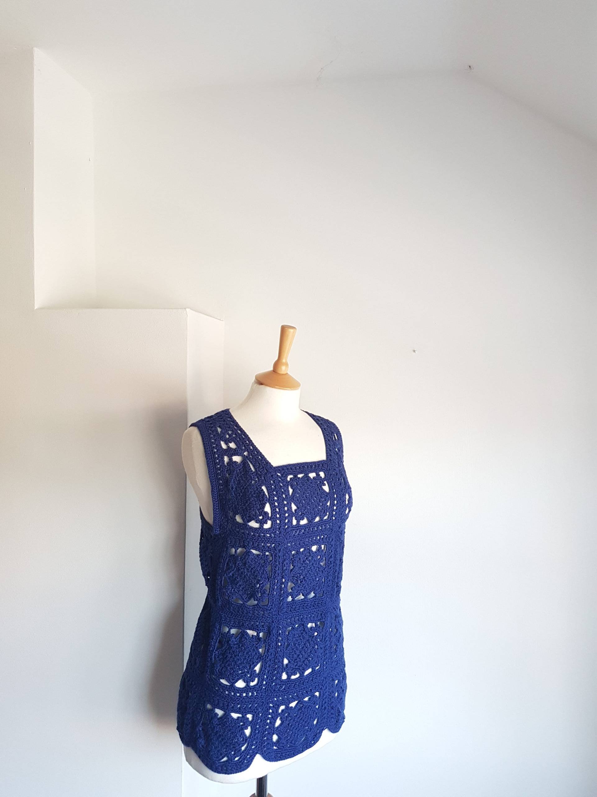 70Er Jahre Häkeltop Tunika Weste Tank Top Ausgebogener Saum Klein 34-35"Royal Blau Gestrickt." 70Er Jahre Häkeltop Tunika Weste Tank Top Ausgebogener Saum Klein 34-35"Royal Blau Gestrickt." von TheFindingsWorkshop