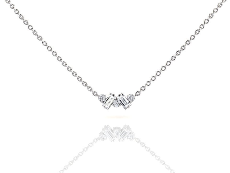 Zierliche Platin Lab Grown Diamant Layering Halskette, Kleine Damen Minimalist Baguette Anhänger, April Geburtsstein, Jahrestag Schmuck Geschenk von TheFineJewelryStudio