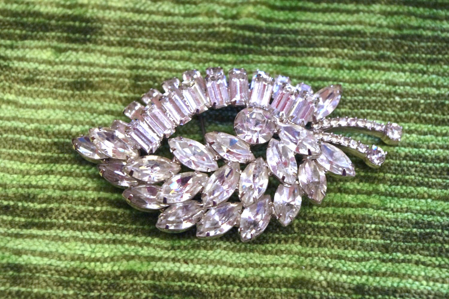 Schöne Vintage Chunky Kristall Hollywood Prong Set Rhodium Brosche von TheFjeld