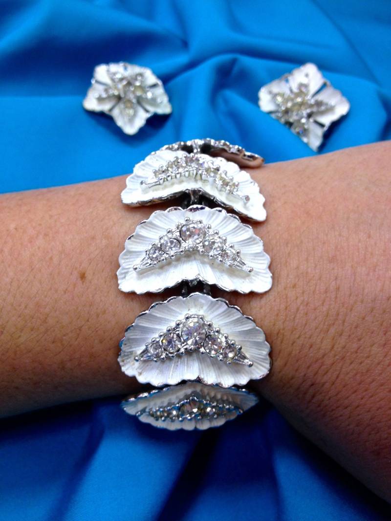 Vintage Bsk Designer Weiße Emaille & Kristall Blumen Jugendstil Hollywood Glamour 1940's Armband von TheFjeld