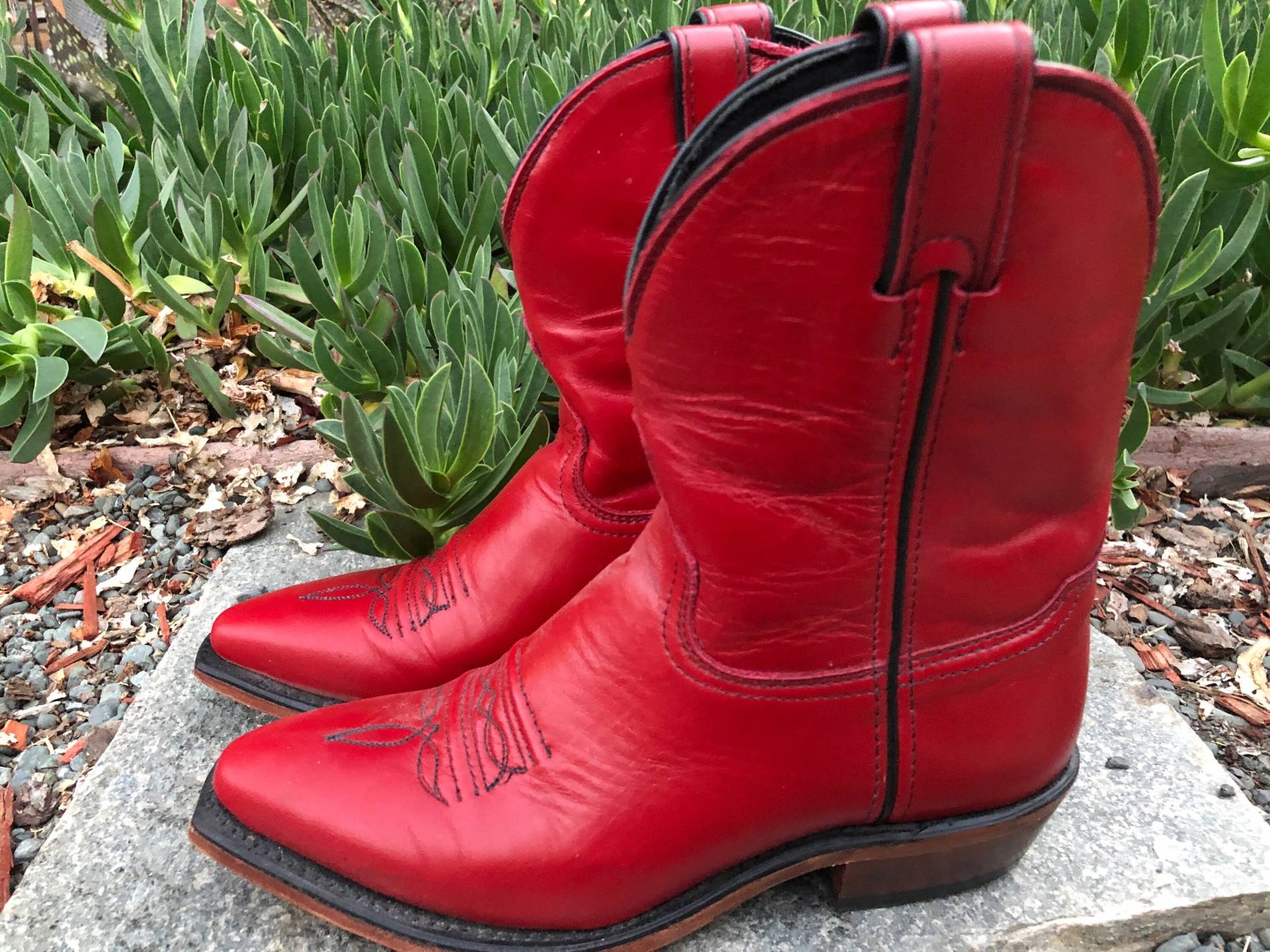 Vintage Rote Leder Damen Cowboy Boots Größe 6-7.5 Vintage Rote Leder Damen Cowboy Boots Größe 6-7.5 von TheFjeld