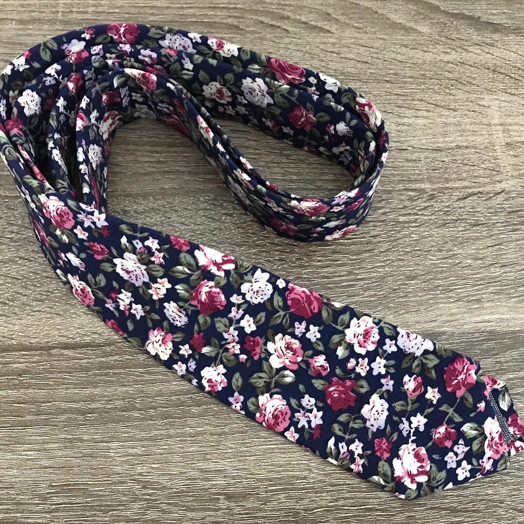 Florale Marine Mit Rosa Krawatte Florale Marine Mit Rosa Krawatte von TheFlyTieBoutique