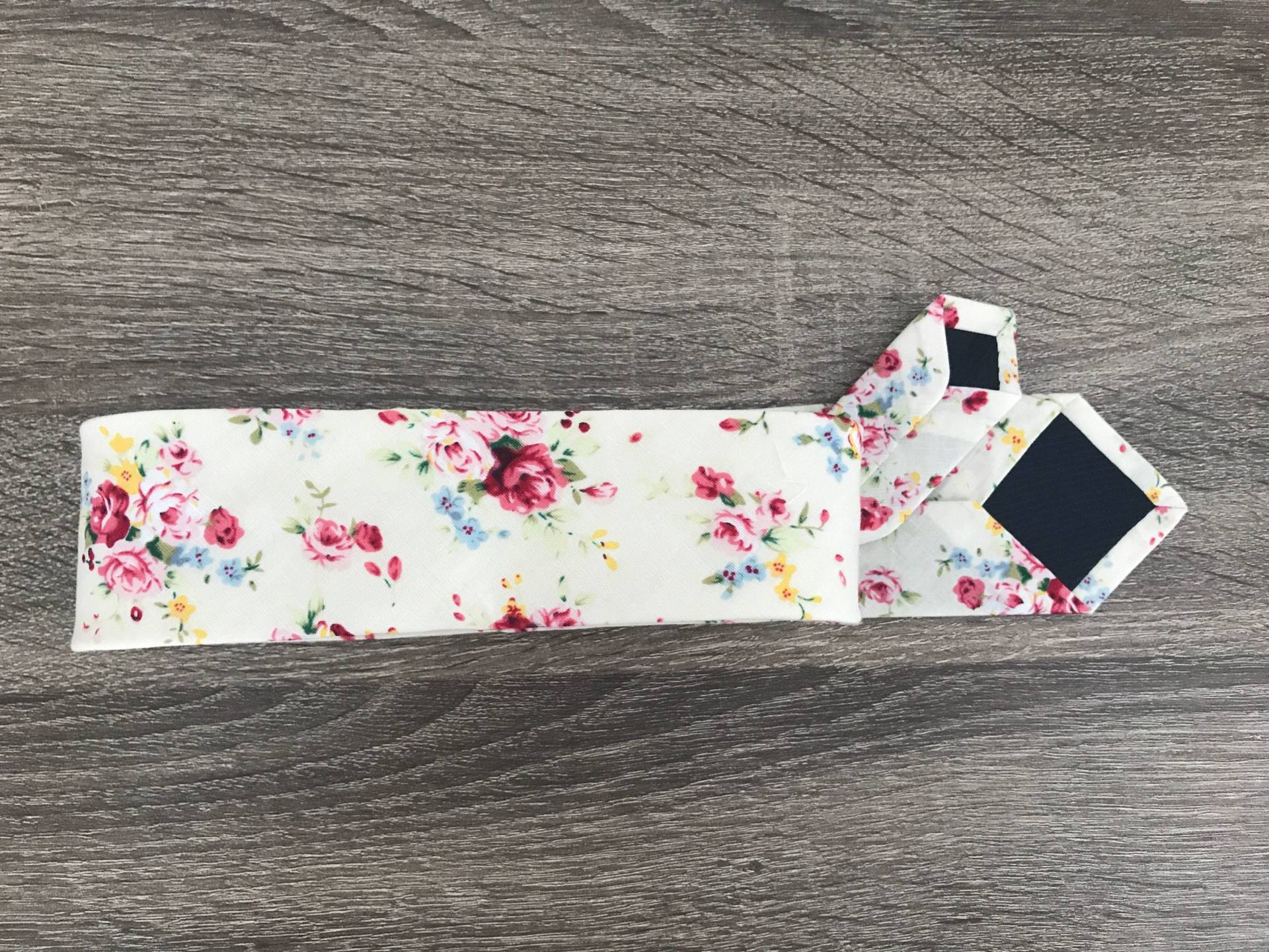 Zart Gelb Creme Floral Krawatte Zart Gelb Creme Floral Krawatte von TheFlyTieBoutique