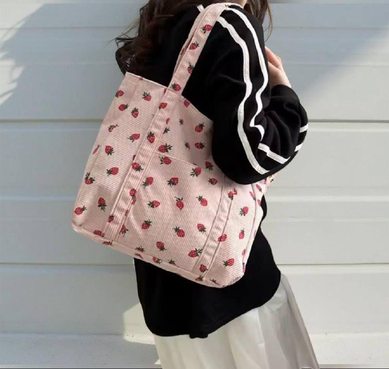 Women's Tote Bag I Erdbeeren Casual Style Women's Tote Bag I Erdbeeren Casual Style von TheFoundryLane