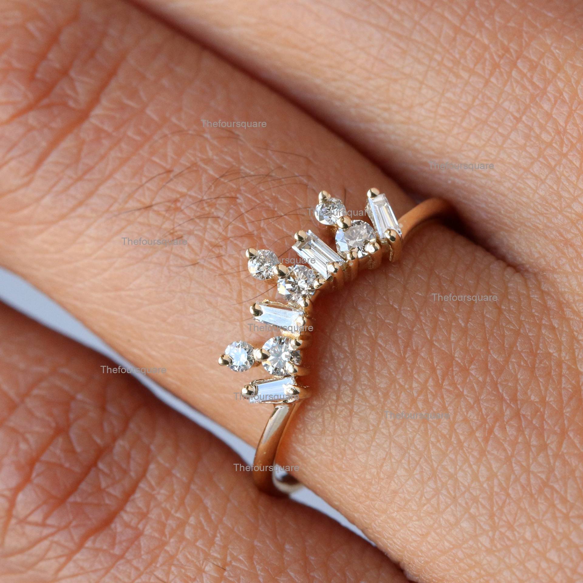 0.28 Ct Natürliche Baguette & Runde Diamanten Zierliche Verlobungskrone in Massivem 14K Gelbgold Stapelbarer Ring Geschenk Für Sie von TheFoursquare