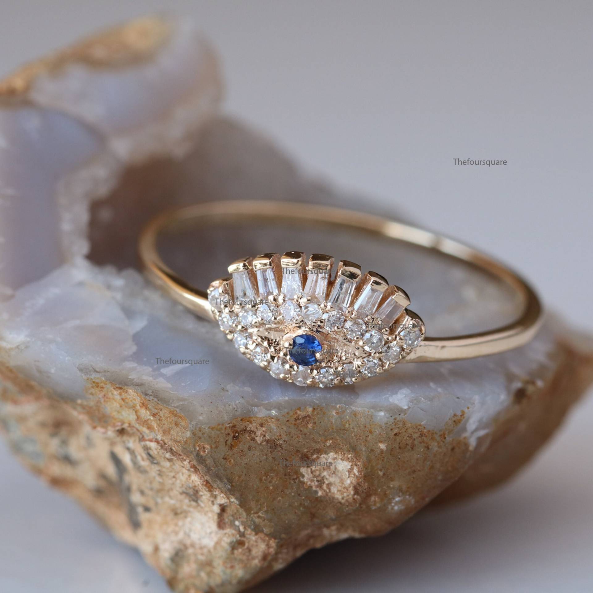 14K Gelbgold Evil Eye Ring Besetzt Mit Diamanten & Blauem Saphir, Baguette Diamant Zierlicher Ring, Stapelring Feinschmuck, Holo Ring von TheFoursquare