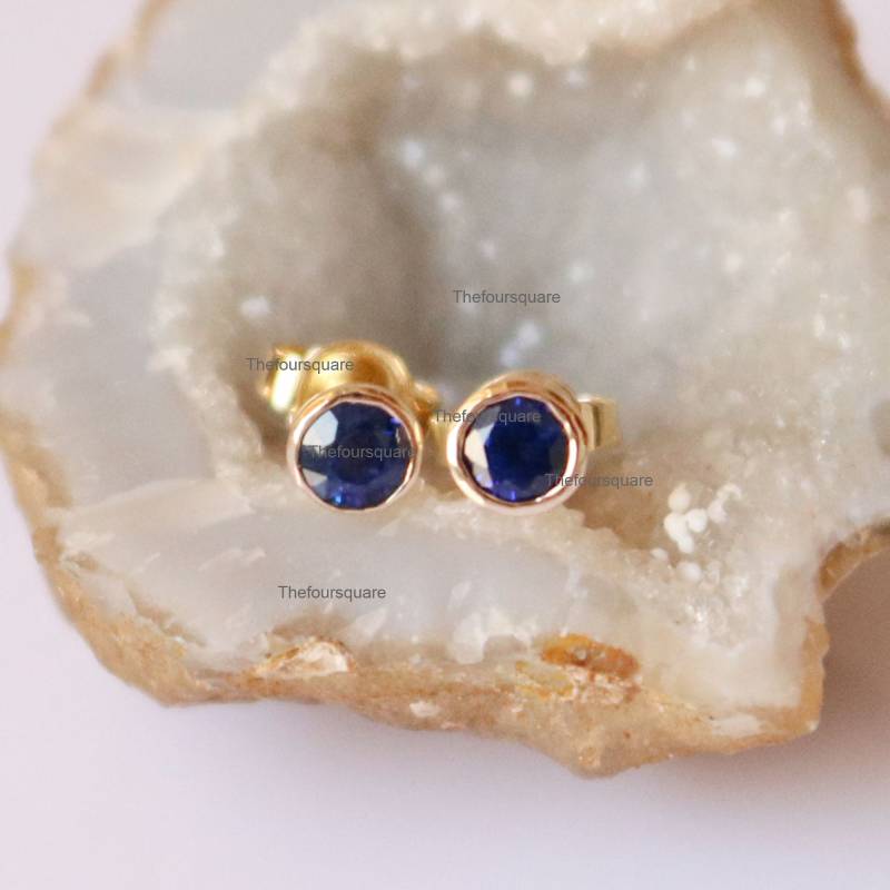 Blauer Saphir Edelstein in Lünette Set 14K Gelbgold Dot Ohrstecker, Solitär Zierliche Feiner Schmuck Für Weihnachtsgeschenk von TheFoursquare