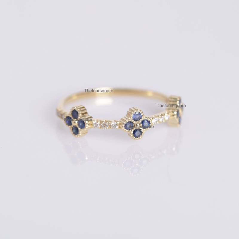Blauer Saphir Klee Bandring, Diamant Halbe Ewigkeit Ehering 14K Gold Stapelbarer Ring, Frauen Schmuck, Birthstone Weihnachtsgeschenk von TheFoursquare