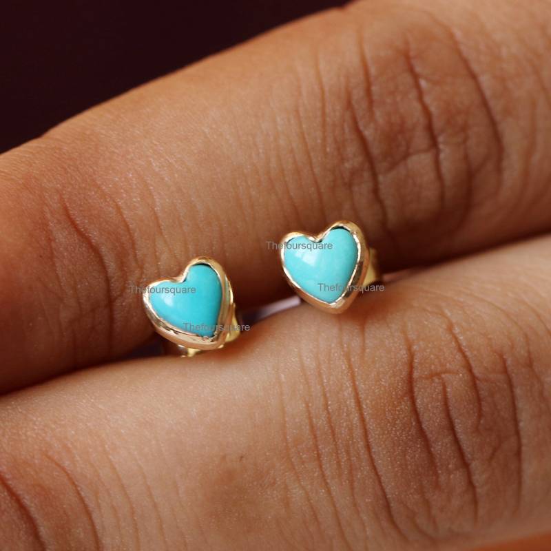 Dornröschen Türkis Herz Kleine Ohrstecker, 14K Solid Gelb Gold Birthstone Geschenk Ohrringe, Liebe Edelstein Lünette von TheFoursquare