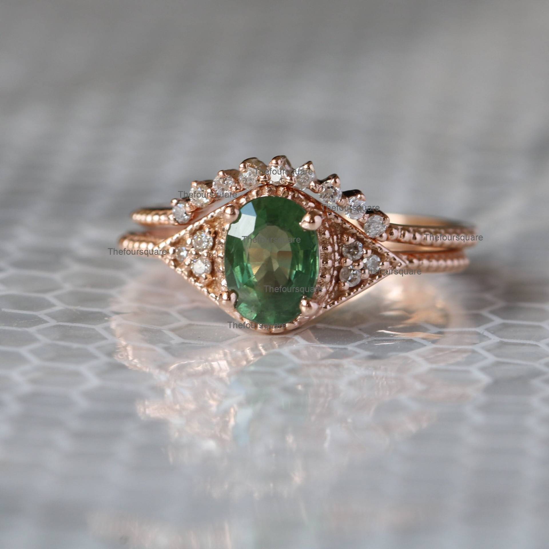 Echter Grüner Saphir Edelstein Mit Natürlichen Seitlichen Diamanten Krönchen Ehering Gefasst in Massivem 14K Roségold-Verlobungsschmuck von TheFoursquare