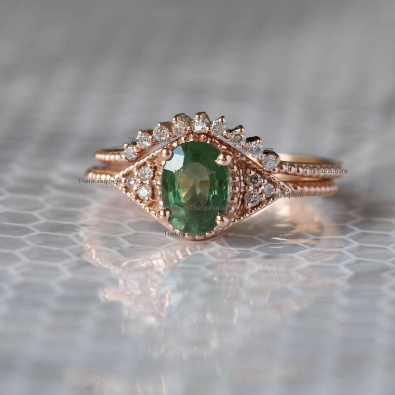 Echter Grüner Saphir Edelstein Mit Natürlichen Seitlichen Diamanten Krönchen Ehering Gefasst in Massivem 14K Roségold-Verlobungsschmuck von TheFoursquare