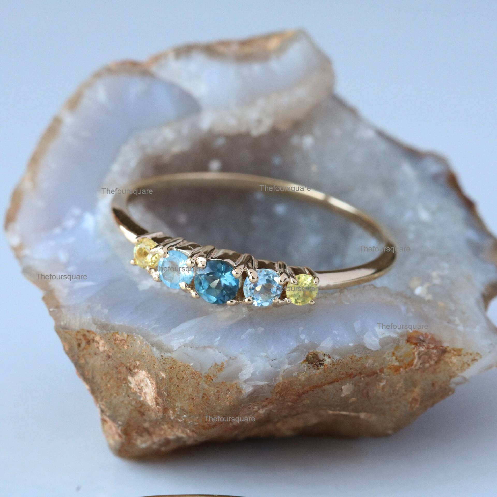 Echter London Blue Topas Mit Gelbem Saphir Ring, Natürlicher Blautopas Edelstein Ring Made in 14K Gelbgold Zierliche Verlobungsring von TheFoursquare