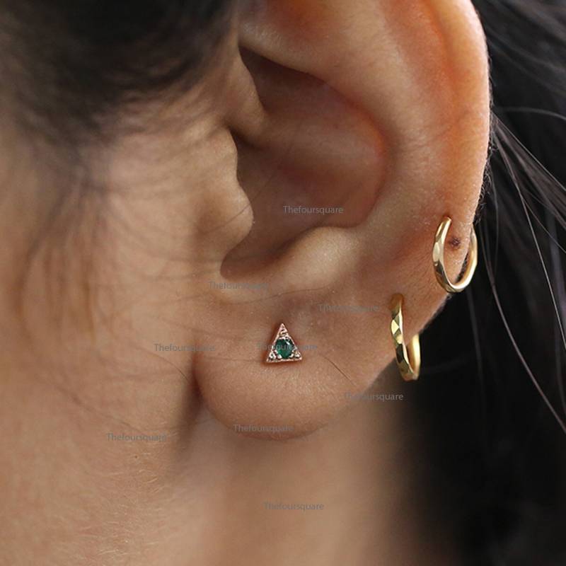 Einzelne Smaragd Edelstein 14K Gold Ohrstecker, Rose Dreieck Tiny Charm Ohrstecker Ohrringe, Geburtstag Geschenk Schmuck, Jubiläum von TheFoursquare
