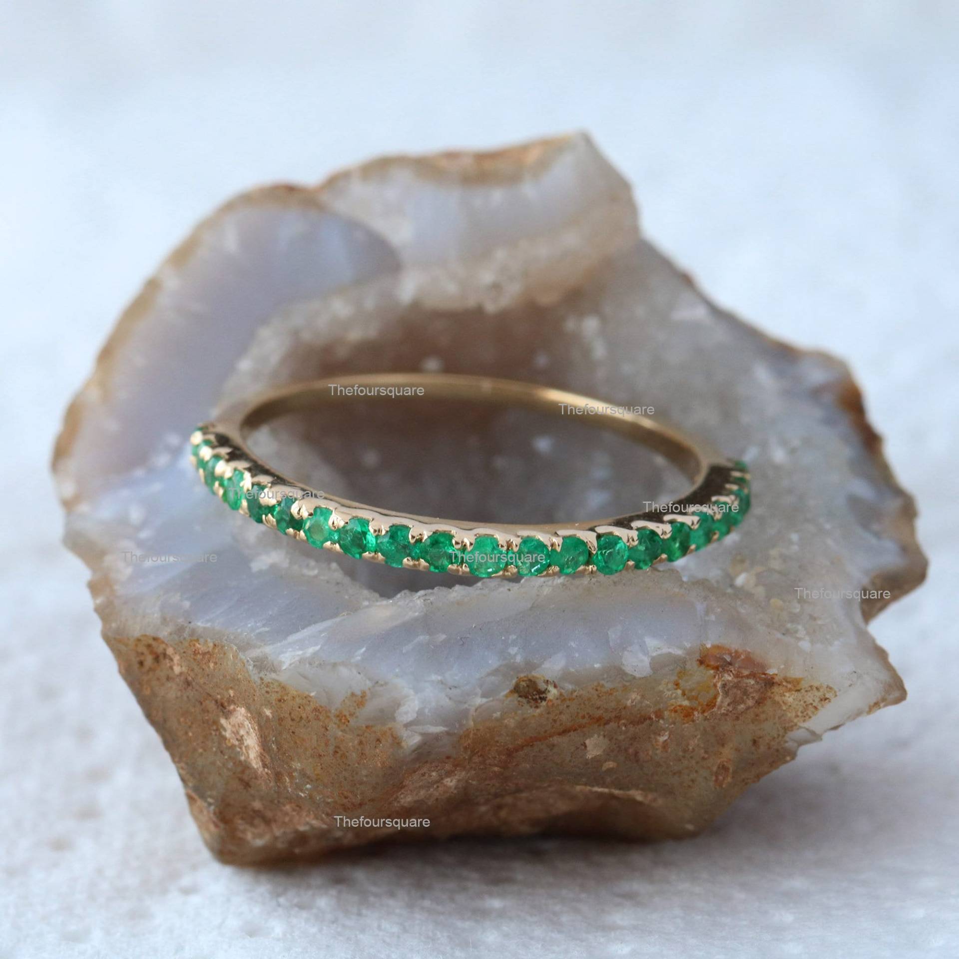 Halb Echter Smaragd Edelstein & Eternity Ehering, in Massivem 14K Gold Farbiger Stapelbarer Zierlicher Stapelband Ring von TheFoursquare