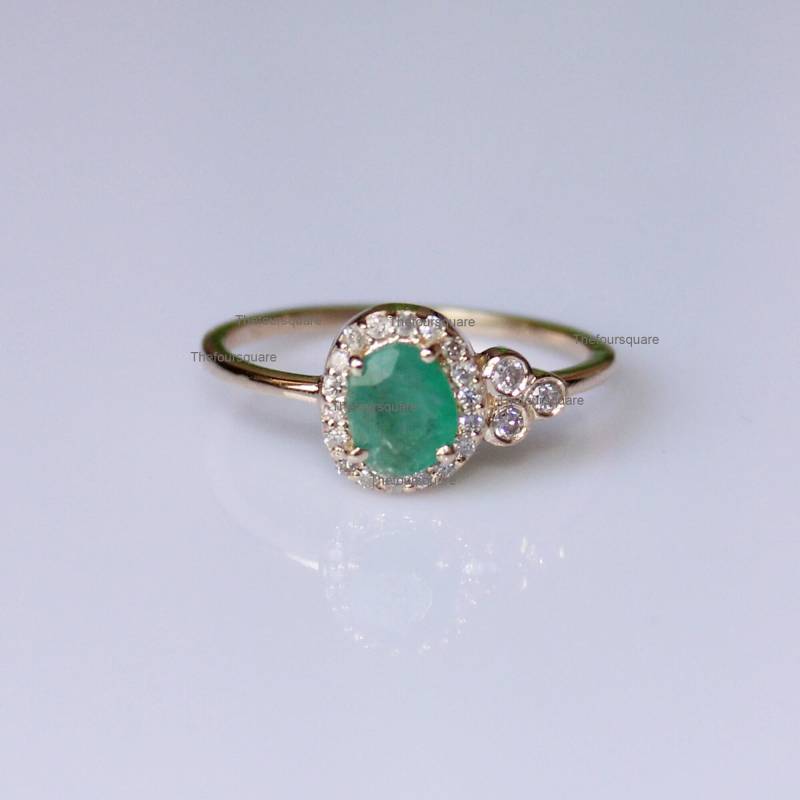 Natürliche Freie Größe Oval Smaragd Zierliche Ring, 14K Gelbgold 0, 13 Ct Trio Petite Band Birthstone Sweet 16 Geschenk, Weihnachtsverkauf von TheFoursquare