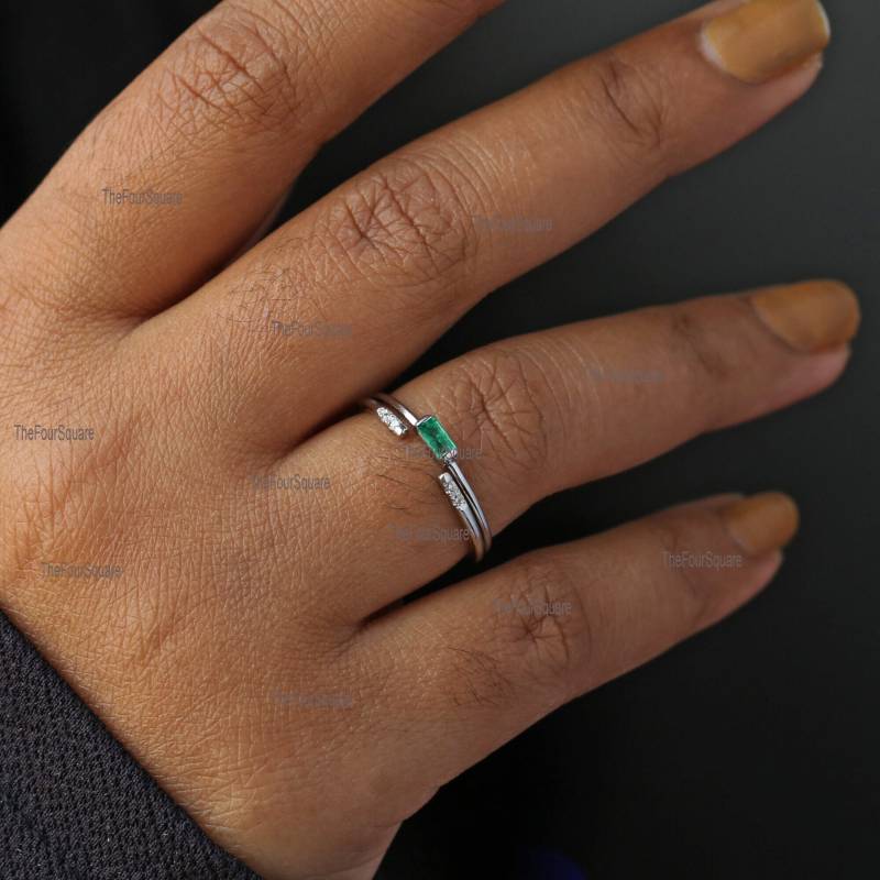 Natürliche Smaragd Baguette Zierliche Ring Mit Diamant Open Cuff in 14K Weißgold, Signature Brautband Set Feinen Schmuck von TheFoursquare