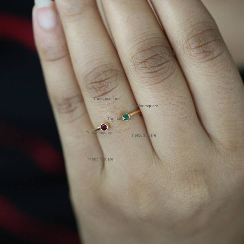 Natürlicher Smaragd Und Rubin Offener Manschettenring, 14K Gelbgold Edelstein Zierlicher Zierlicher Bandring, Stapelbarer Ehering Für Geschenk von TheFoursquare