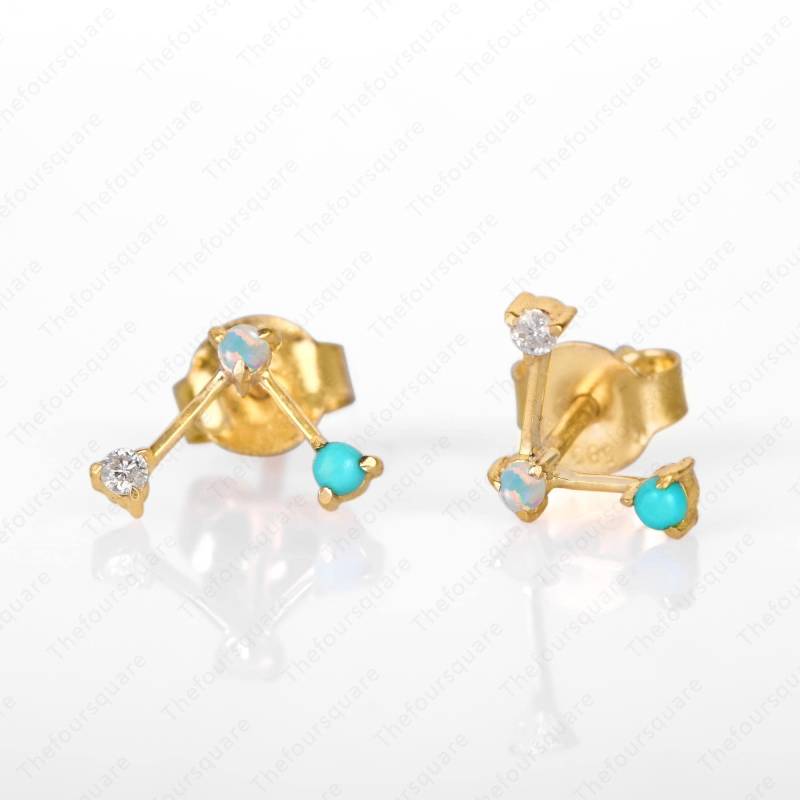Opal, Türkis & Diamant Zierliche Ohrstecker, V-Form Ohrringe, Drei Stein 14K Gold Knorpel Jubiläum Ohrringe von TheFoursquare