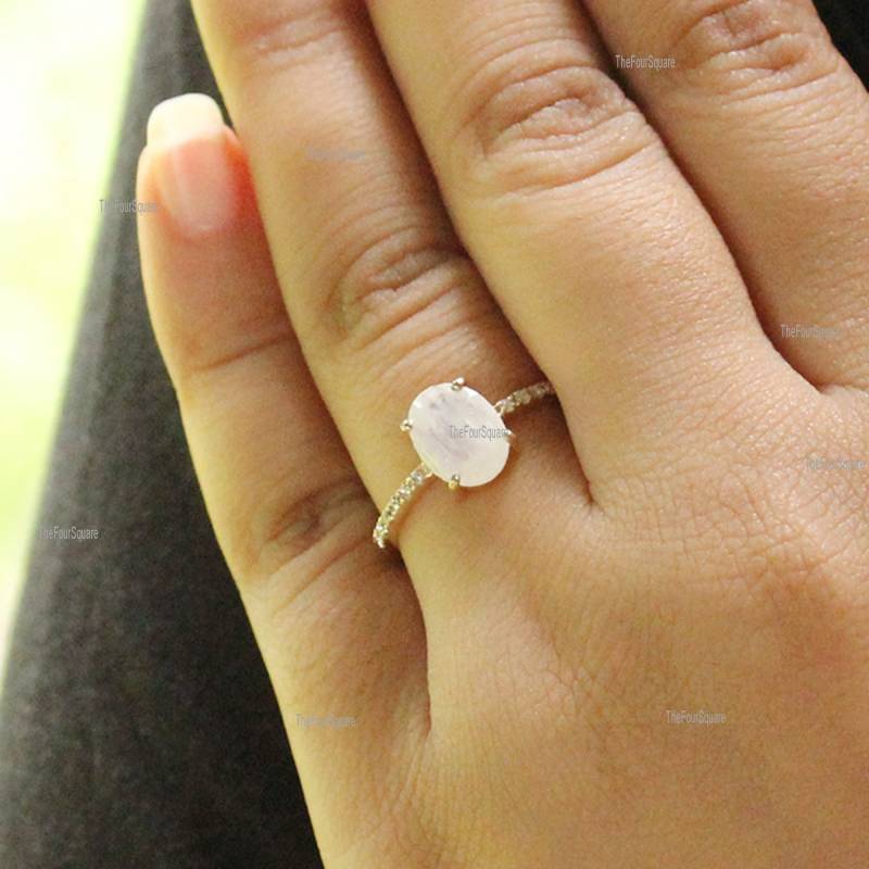 Oval Regenbogen Mondstein Ewigkeit Ehering, 14K Gelbgold Diamant Bar Nietenring, Zierliche Bandring, Jubiläumsgeschenk Feiner Schmuck von TheFoursquare