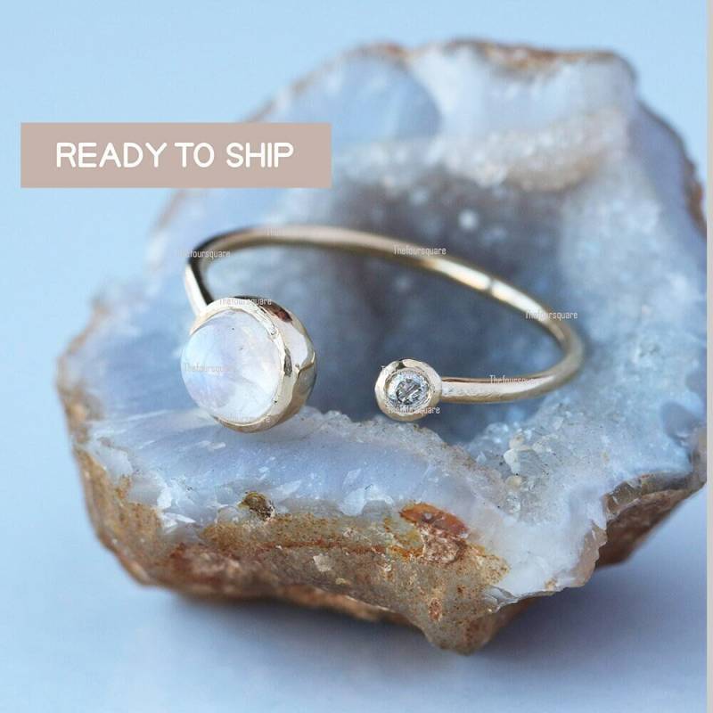 Regenbogen Mondstein Mit Natürlichen Diamant-Ring in Massivem 14K Gelbgold Lünette Set Zierliche Manschette Handgemachte Feinen Schmuck von TheFoursquare