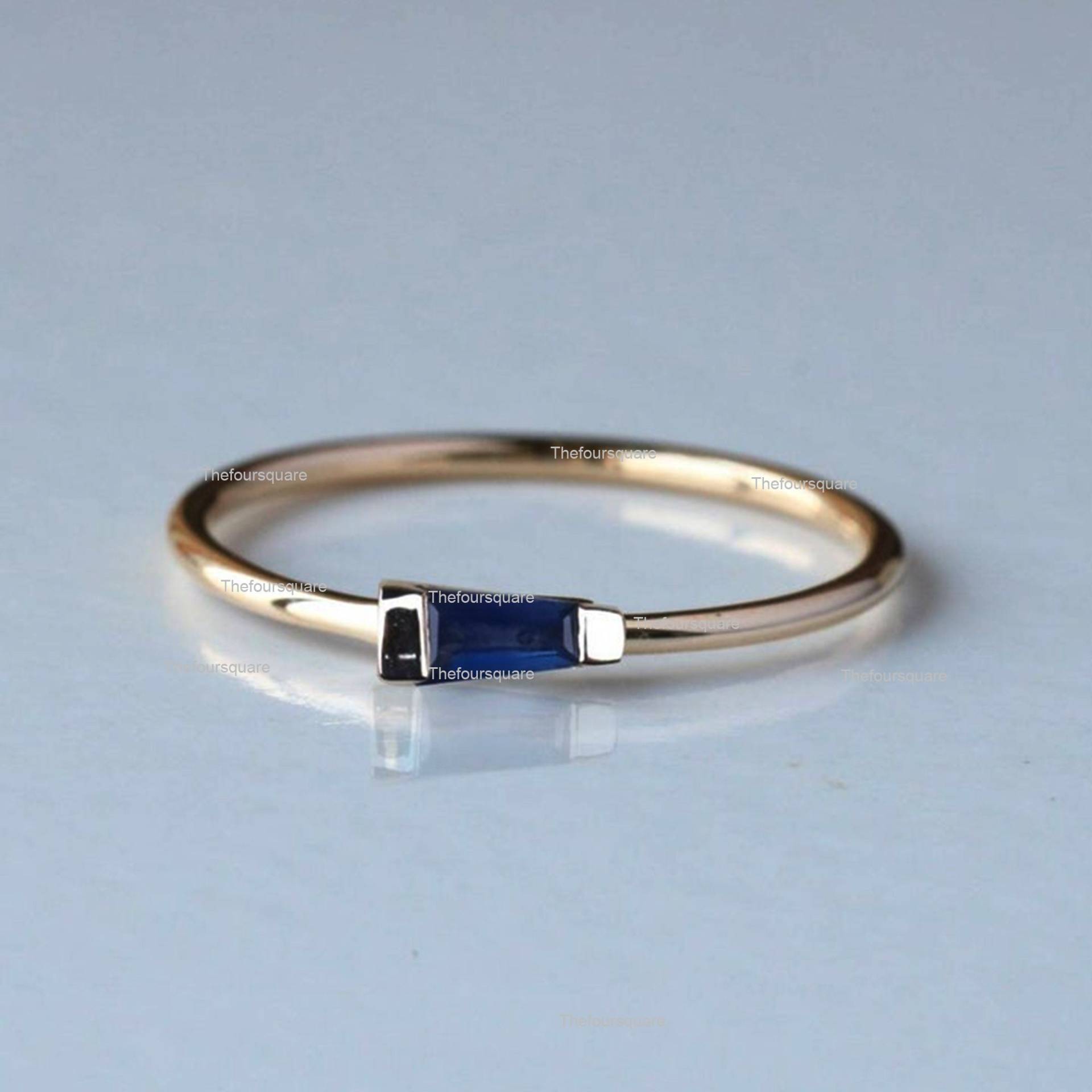 Saphir Baguette Stapelring, Blauer Ring, Trapezförmiger Stapelring Gold, 14K Gold Zierlicher Ring von TheFoursquare