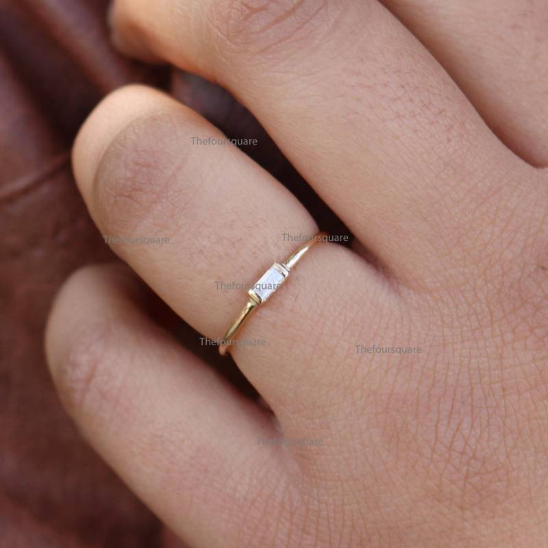 Solider 14K Gelber Zierlicher Ring, Baguette Diamantring, Cluster Band Ehering, Stapelring, Natürlicher Diamant Goldring von TheFoursquare