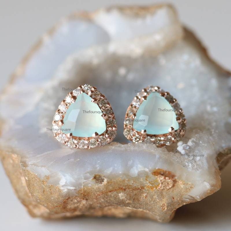 Trillion Form Chalcedon Ohrstecker, 0, 15 Ct Diamant Pave 14K Weißgold Ohrringe, Zierliche Cluster Edelstein Geschenk Für Sie von TheFoursquare