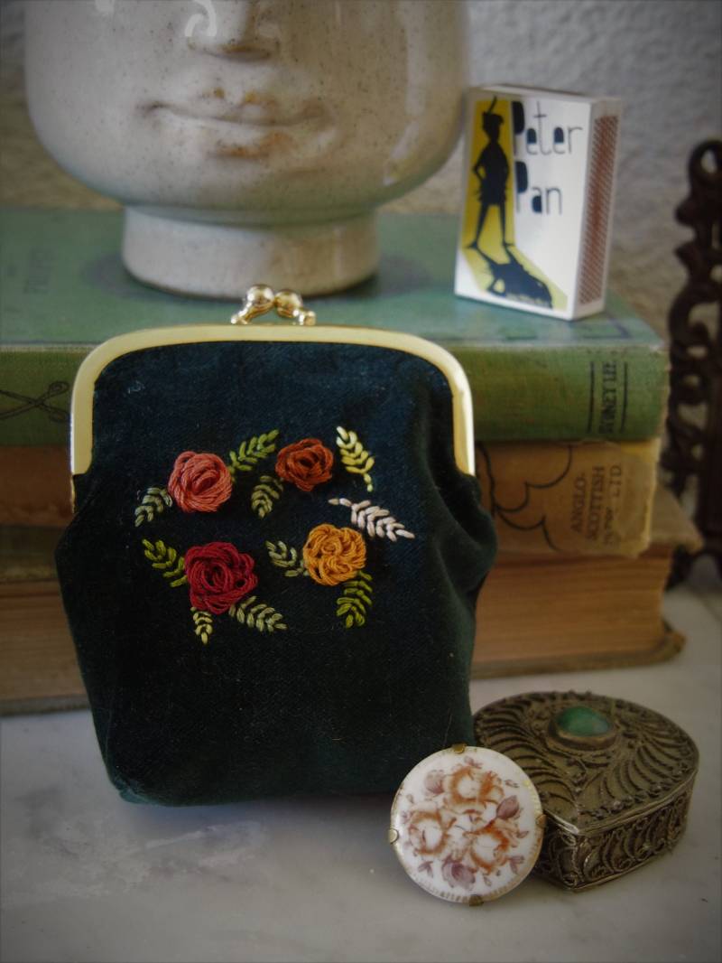 Dunkelgrünes Samt-Bügeltäschchen Mit Rosenstickerei von TheFoxAndSparrowShop