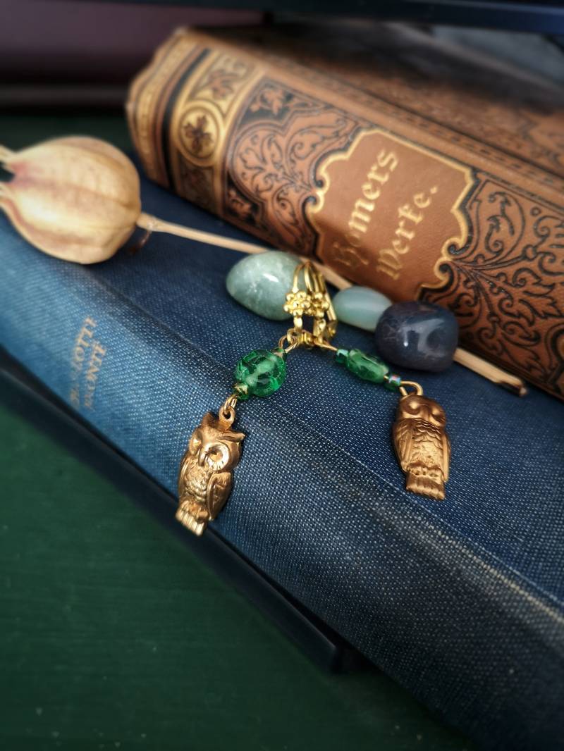 Eulen Ohrringe Mit Grüner Glasblume von TheFoxAndSparrowShop