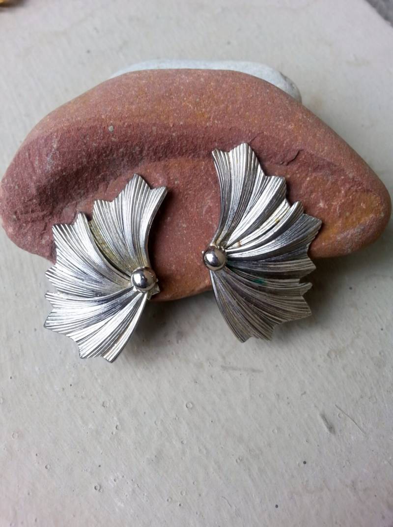 1950Er Jahre Silber Ton Metall Feder Blatt Fächer Ohrclips Herbst Hochzeit Schmuck von TheFoxandFilly