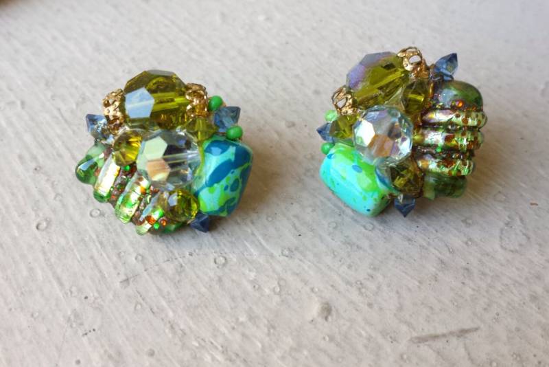 1950S Light Olivine Olive Aqua Grün Clip On Button Ohrringe Aurora Borealis Kristall & Lampwork Glas Gold Ton Metall Schmuck von TheFoxandFilly